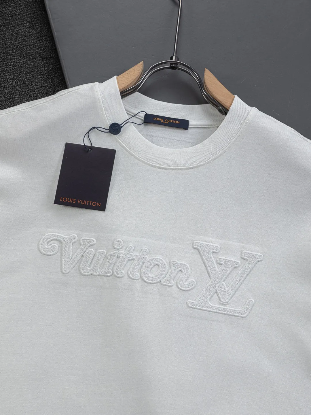 🅿️220 Louis Vuitton 1V LV slightly wide version S-XL LV 26ss new product counters are on the shelves at the same time. Multiple craftsmanship. Three-dimensional water-soluble cotton letters on the chest🪡 embroidery + water-soluble cotton large letters logo on the back🪡 embroidery. Round neck short-sleeved T-shirt, same style for men and women! Consigned to one-to-one creation. Synchronized with the official website, pure cotton fabrics at the counter! It is close to the skin and comfortable, durable and easy to wear. It has a classic and simple logo design and meticulous original craftsmanship. Short-sleeves, a must-have item for men, do not appear to be the same for the general public, but must be unique and eye-catching. This LV short-sleeve is all about quality, comfort, the same shape and fashion as always, including fabrics and cutting techniques. All of them have been made with great effort! 320 grams of washed pure cotton fabric, pure cotton is breathable, very refreshing and comfortable for daily wear. The rib knitting on the neckline is smooth and tight, and the neckline will not be skewed if you toss it at will. The loose version, you will find that it looks really good on the upper body. The overall is minimalist and neat, super versatile for daily use! Pair it casually with a pair of pants for a youthful look. A T-shirt will make your outfit crazy. It is a fashionable item that can never go wrong! Color: Black White Size: S-XL Size chart: S: Shoulder width 50-Bust 56-Length 70 M: Shoulder width 52-Bust 57-Length 72 L: Shoulder width 54-Bust 59-Length 74 XL: Shoulder width 56-Bust 62-Length 76